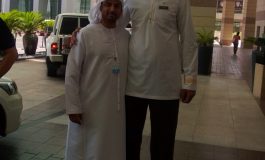 محمد القبيسي مع احد العاملين في فندق انتر كونتيننتال دبي ما شاء الله عليه شكله اطول شخص في دبي
