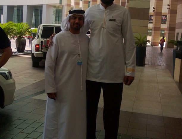 محمد القبيسي مع احد العاملين في فندق انتر كونتيننتال دبي ما شاء الله عليه شكله اطول شخص في دبي