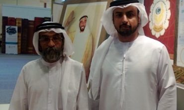 محمد القبيسي مع الكاتب علي ابو الريش في جناح مؤسسة زايد للاعمال الخيرية والانسانية