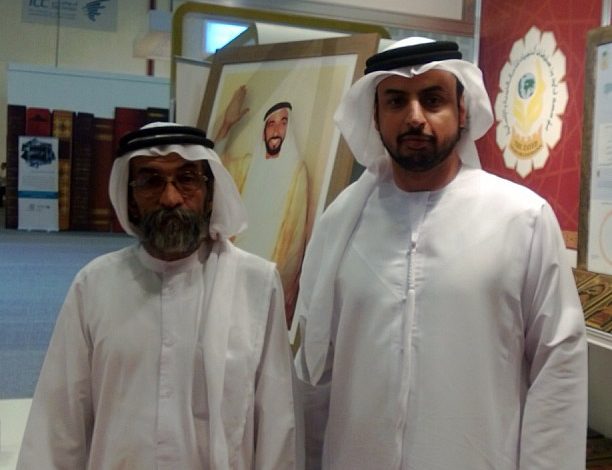 محمد القبيسي مع الكاتب علي ابو الريش في جناح مؤسسة زايد للاعمال الخيرية والانسانية